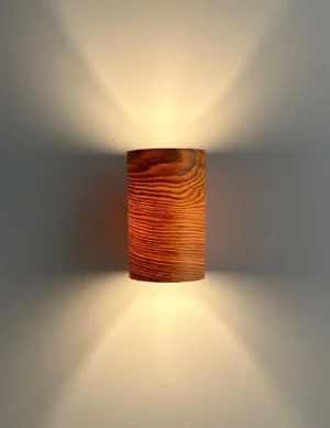 Aplique de pared fabricado en madera de roble y chapa de roble natural. Luz hermosa. lámpara original. luz asombrosa. hecho a mano