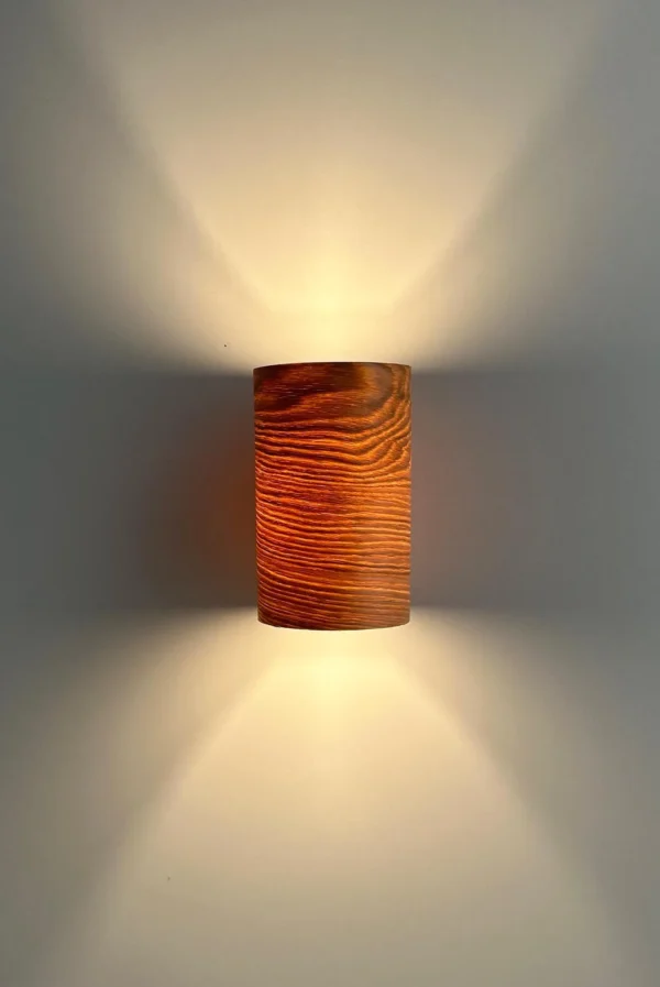Aplique de pared fabricado en madera de roble y chapa de roble natural. Luz hermosa. lámpara original. luz asombrosa. hecho a mano