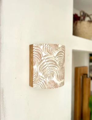 Solid Oak Wall Lamp – Handmade Sconce with Leaf Pattern Shade – Rustic & Nature-Inspired Lighting for Cozy and Stylish Home Decor