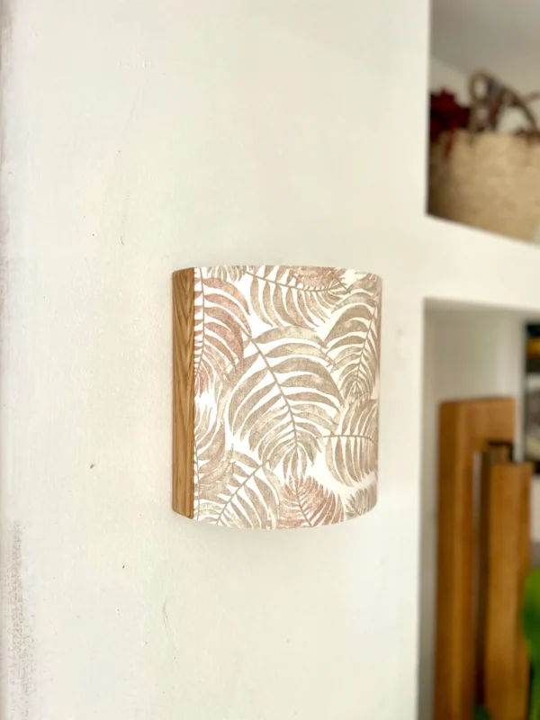 Solid Oak Wall Lamp – Handmade Sconce with Leaf Pattern Shade – Rustic & Nature-Inspired Lighting for Cozy and Stylish Home Decor