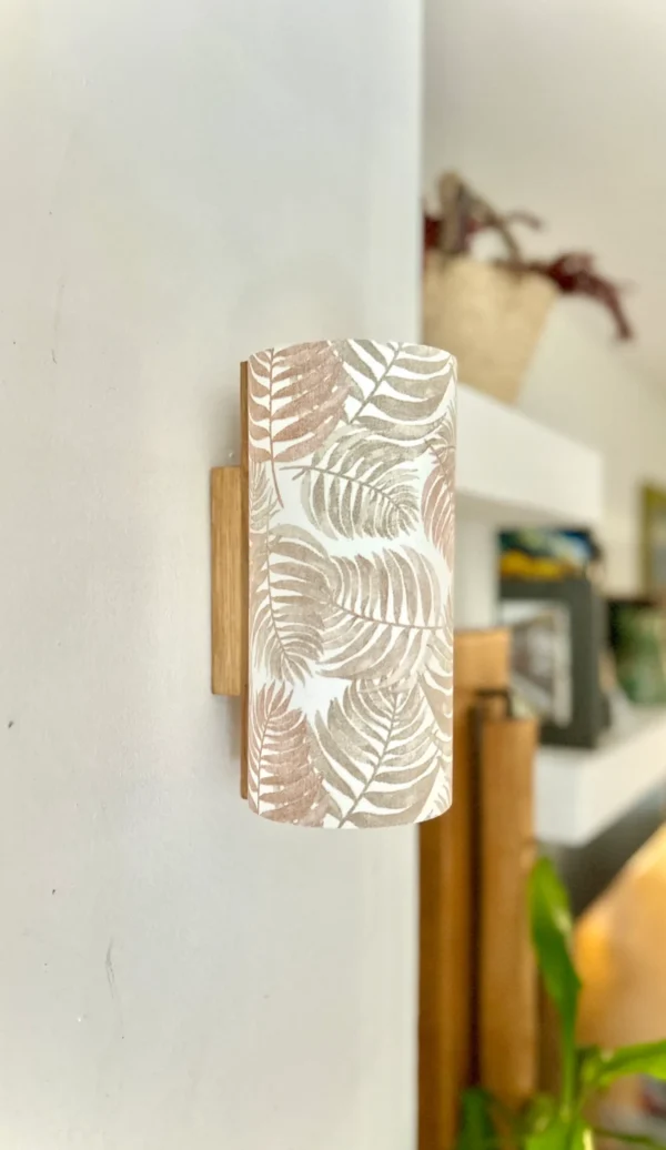Solid Oak Wall Lamp – Handmade Sconce with Leaf Pattern Shade – Rustic & Nature-Inspired Lighting for Cozy and Stylish Home Decor