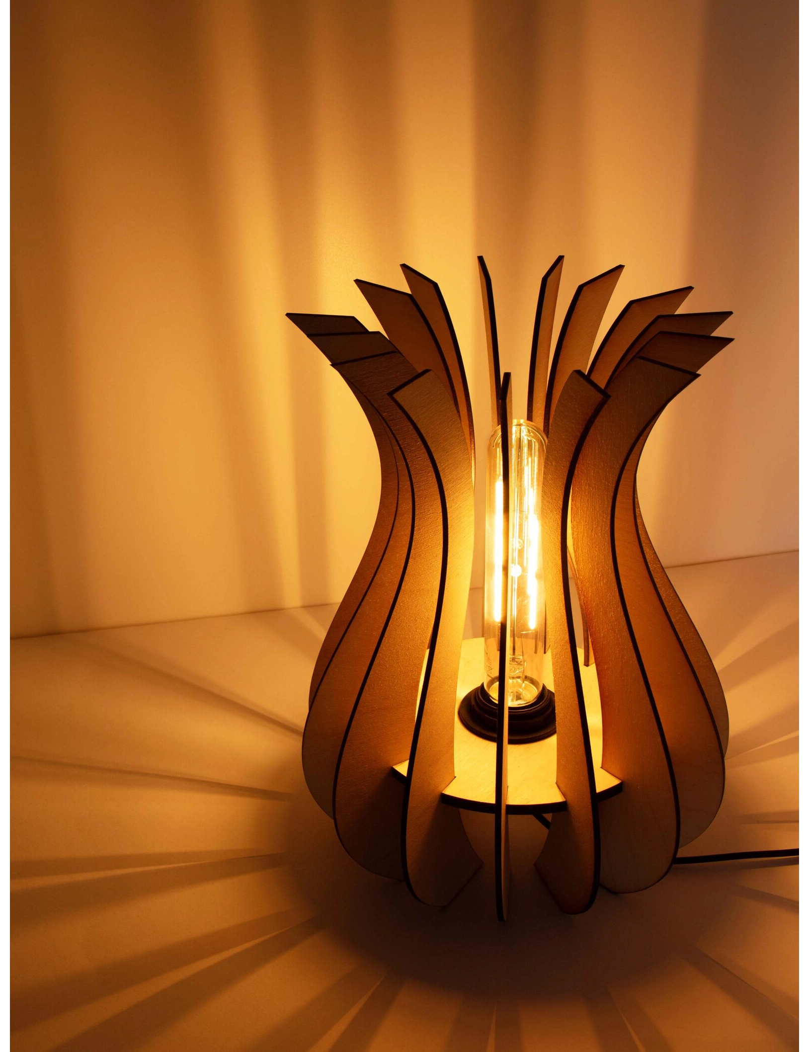 TL SR 7, Handmade Wooden Flower Table Lamp – Birch Accent Light